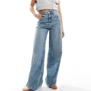Wide Leg Light Blue Jeans Pleated Detail    Sz 6